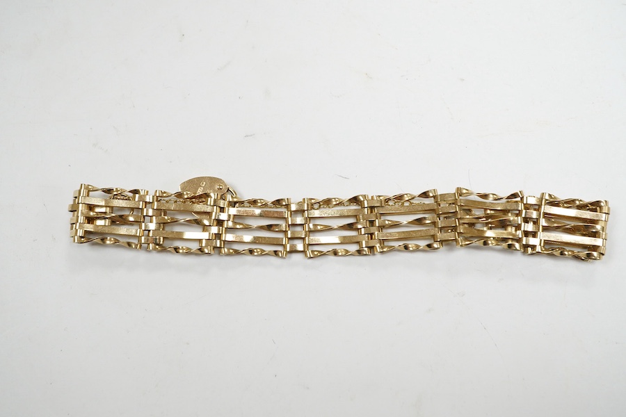 A modern 9ct gold gate link bracelet, 16cm, 7.7 grams. Condition - fair